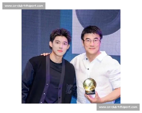 李明携子亮相世俱杯！高颜值父子同框引热议